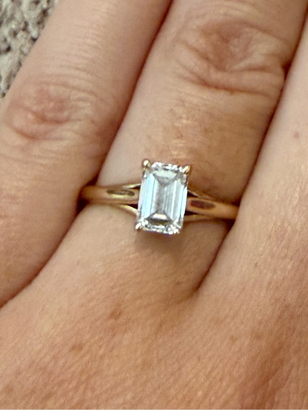 Beautiful and elegant 14K solid yellow gold engagement ring